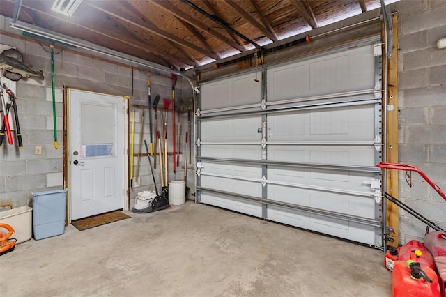 43411 State Road 19, Altoona, FL 32702 - garage featuring concrete block wall