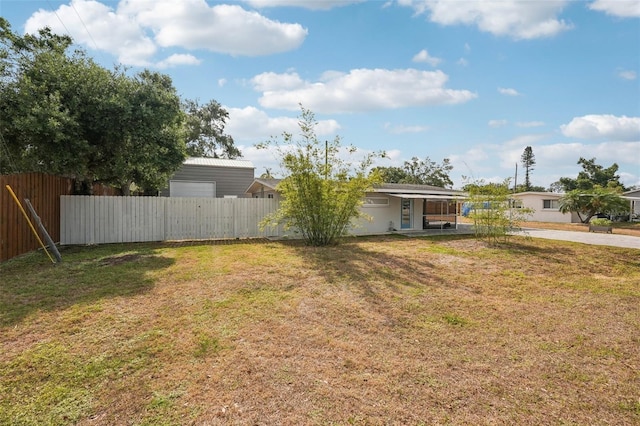 4125 Worcester Rd, Sarasota, FL 34231 - view of yard with driveway