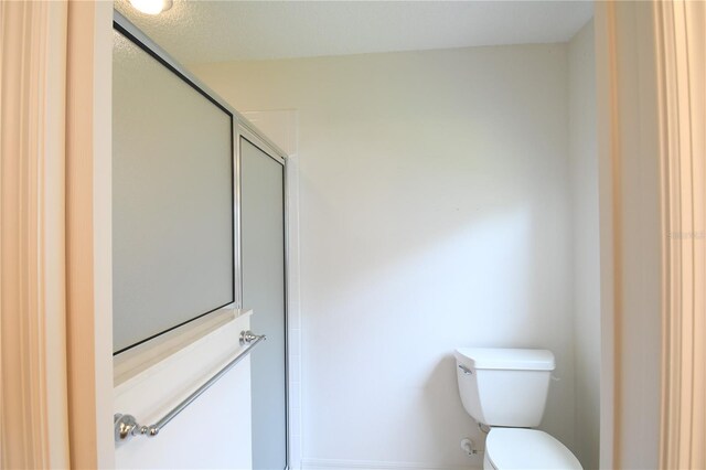 2120 Willow Grove Way, The Villages, FL 32162 - bathroom featuring a shower with shower door and toilet