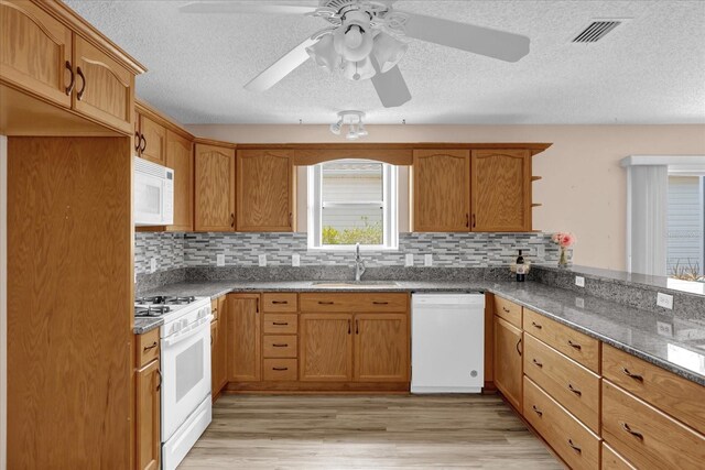 8932 SE 168th Sedgwick Pl, The Villages, FL 32162 - kitchen featuring white appliances, a sink, ceiling fan, light wood-style flooring, and a textured ceiling