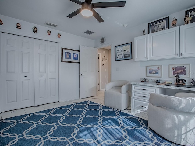 sitting room featuring ceiling fan