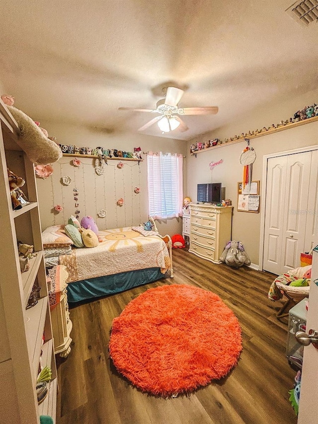 33818 Venice Ln, Sorrento, FL 32776 - bedroom featuring wood finished floors, a textured ceiling, a closet, and a ceiling fan