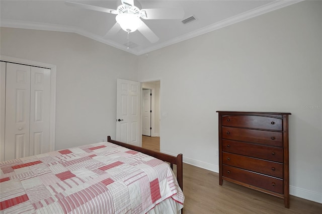 1828 Hollow Branch Way, The Villages, FL 32162 - bedroom featuring wood finished floors, crown molding, baseboards, a closet, and a ceiling fan