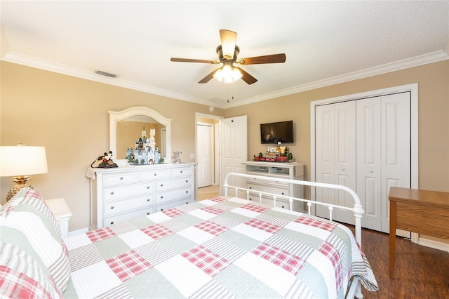 616 Hartford Ln, The Villages, FL 32162 - bedroom featuring wood finished floors, crown molding, a closet, and a ceiling fan