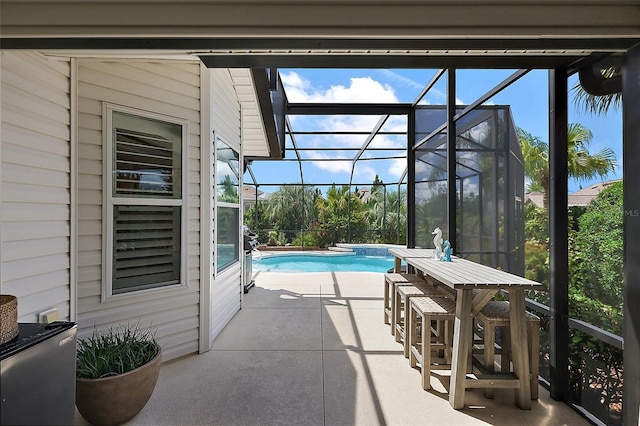 1053 Alcove Loop, The Villages, FL 32162 - swimming pool featuring a patio and glass enclosure