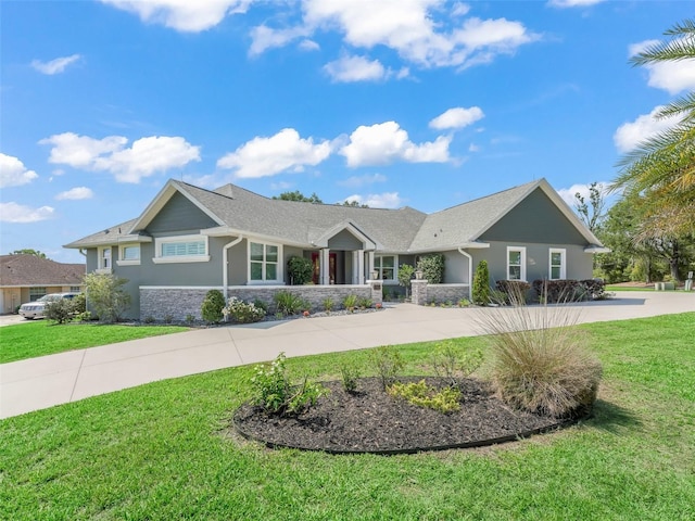 563 Dowling Cir, Lady Lake, FL 32159 - ranch-style home featuring stucco siding, curved driveway, and a front lawn