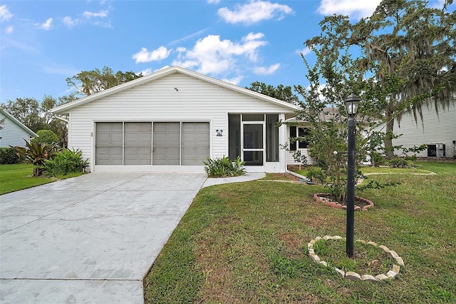 5618 Rosewall Cir, Leesburg, FL 34748 - single story home with a front lawn, a sunroom, and a garage