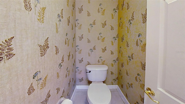 108 Whispering Pines Way, Davenport, FL 33837 - bathroom featuring toilet, baseboards, and wallpapered walls