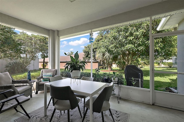 5604 Gulf Stream St, Tavares, FL 32778 - sunroom featuring an outdoor living space