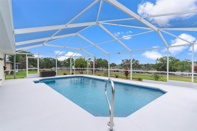 5400 Saddleback Ct, Lady Lake, FL 32159 - swimming pool with a lanai and a patio area