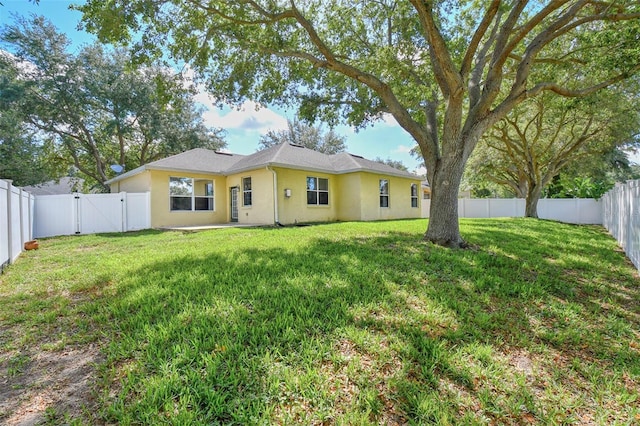 3732 Fallscrest Cir, Clermont, FL 34711 - back of property with stucco siding and a gate