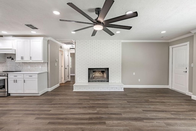 unfurnished living room featuring a ceiling fan, ornamental molding, dark wood-style flooring, baseboards, and recessed lighting