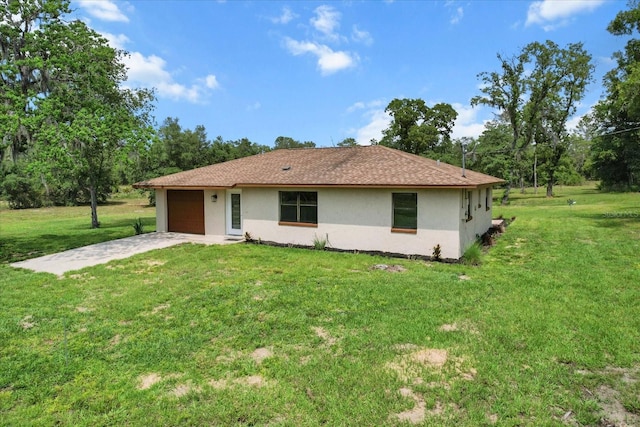 10655 N Party Ave, Dunnellon, FL 34433 - view of front facade featuring stucco siding, driveway, an attached garage, and a front yard