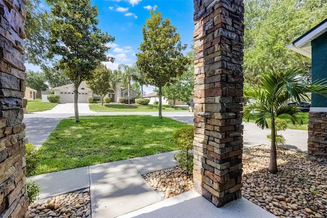view of grassy yard with a residential view