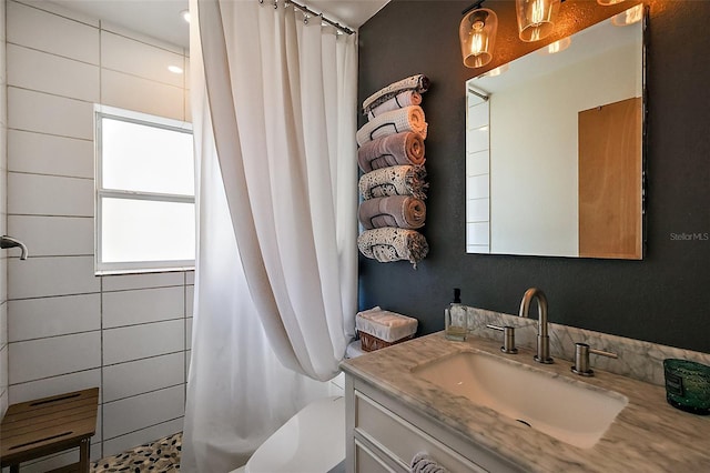 30 E Key Ave, Eustis, FL 32726 - bathroom with a shower with shower curtain and vanity