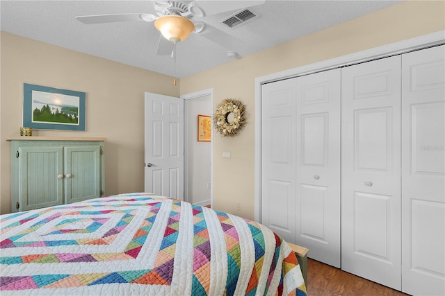 541 Carrera Dr, The Villages, FL 32159 - bedroom with a closet, wood finished floors, ceiling fan, and a textured ceiling
