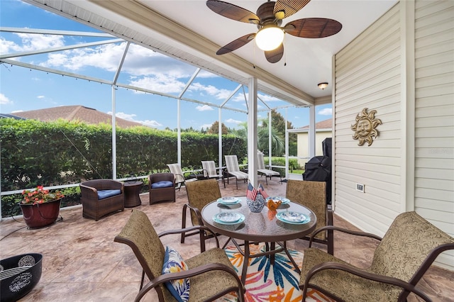 sunroom with ceiling fan