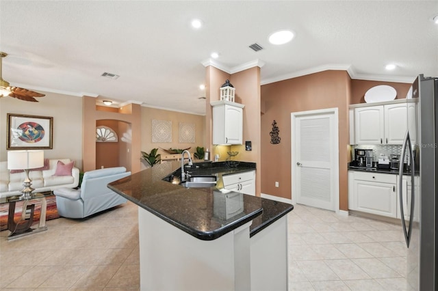 17108 SE 76th Creekside Cir, The Villages, FL 32162 - kitchen with freestanding refrigerator, a sink, a peninsula, open floor plan, and light tile patterned flooring