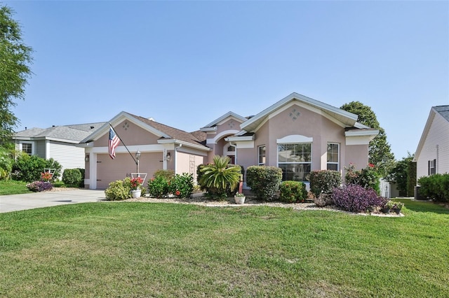 17108 SE 76th Creekside Cir, The Villages, FL 32162 - view of front of house with stucco siding, a front lawn, an attached garage, and concrete driveway