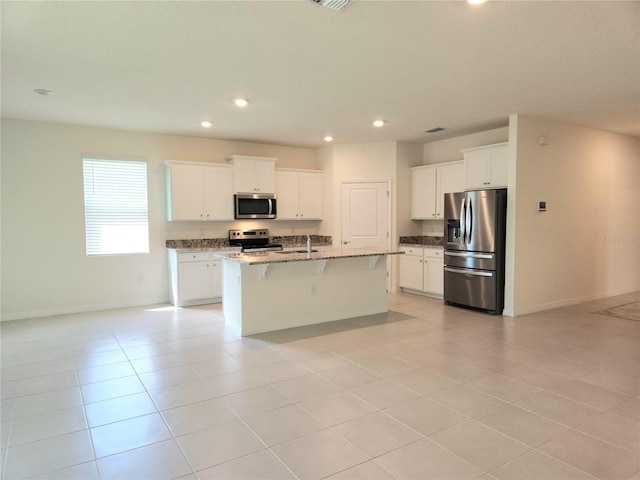 6203 SW 93rd Loop, Ocala, FL 34476 - kitchen with stainless steel appliances, a breakfast bar area, baseboards, recessed lighting, and a sink