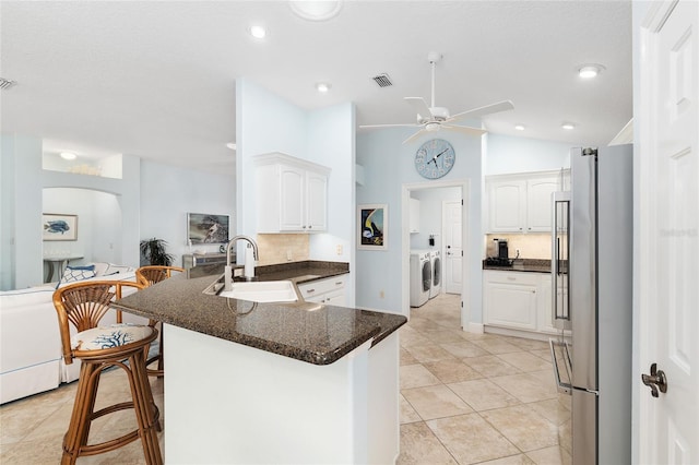 1521 Southport St, The Villages, FL 32162 - kitchen with freestanding refrigerator, a peninsula, a sink, a breakfast bar area, and ceiling fan