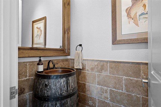 10122 Royal Island Ct, Orlando, FL 32836 - bathroom with a wainscoted wall, vanity, and tile walls