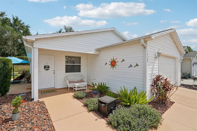 1728 Morelos Rd, The Villages, FL 32159 - view of front of house with a garage