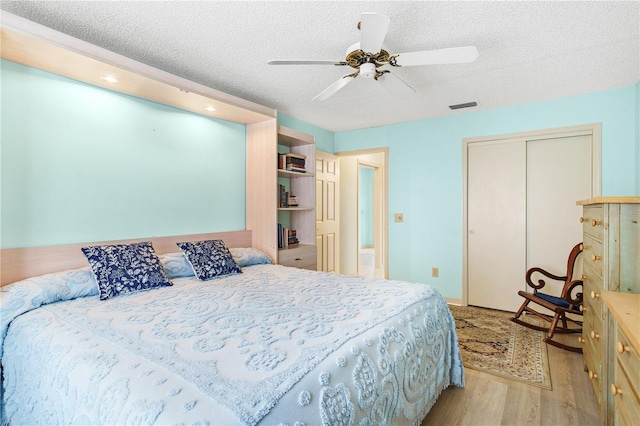 735 Palma Dr, The Villages, FL 32159 - bedroom featuring light wood-type flooring, a textured ceiling, ceiling fan, a closet, and recessed lighting