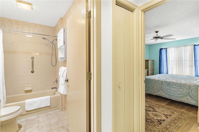 735 Palma Dr, The Villages, FL 32159 - bathroom featuring shower / tub combo, ensuite bath, a textured ceiling, toilet, and a ceiling fan