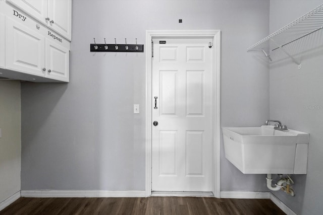 915 N Fox Meadow Ter, Crystal River, FL 34429 - clothes washing area with cabinet space, dark wood-style floors, and baseboards