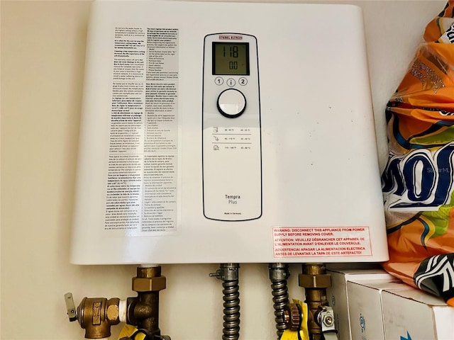 12077 Lakeshore Way, Oxford, FL 34484 - detailed view of tankless water heater