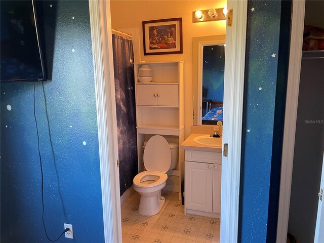 206 Orchid Dr, Davenport, FL 33897 - full bath featuring toilet, vanity, and tile patterned floors