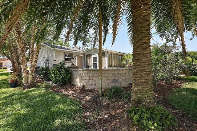 2003 Cordero Ct, The Villages, FL 32159 - view of side of property with a lawn