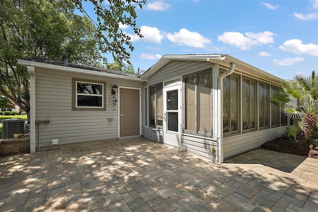 2003 Cordero Ct, The Villages, FL 32159 - rear view of house with a sunroom and a patio