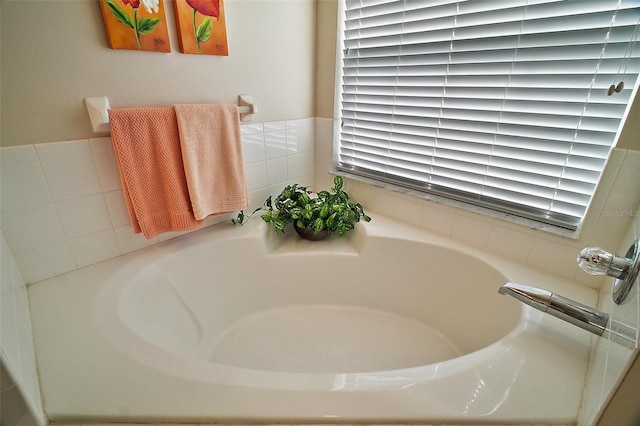 25406 Crestwater Dr, Leesburg, FL 34748 - bathroom featuring a bath