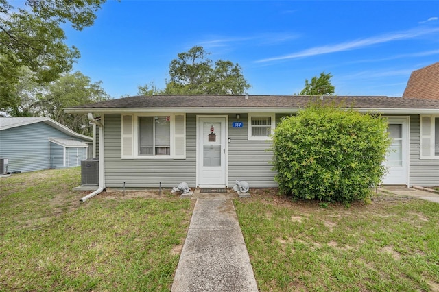 10301 US Highway 27 Unit 187, Clermont, FL 34711 - bungalow-style home featuring a front lawn and central AC unit