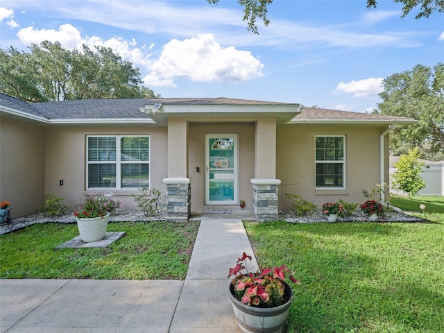 9364 SE 164th Pl, Summerfield, FL 34491 - view of front of property with stucco siding, a front yard, and a shingled roof
