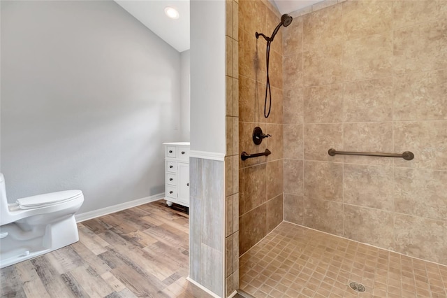 10330 Dwights Rd, Clermont, FL 34714 - full bath featuring tiled shower, toilet, wood finished floors, and lofted ceiling