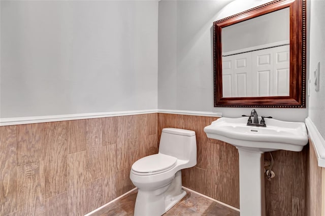 10330 Dwights Rd, Clermont, FL 34714 - bathroom with toilet and wainscoting