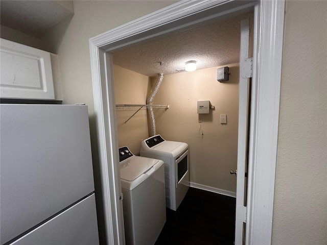 5560 Metrowest Blvd Unit 3-204, Orlando, FL 32811 - laundry area featuring washing machine and clothes dryer, dark wood-style floors, baseboards, and a textured ceiling
