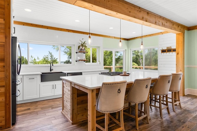 378 W Osceola St, Clermont, FL 34711 - kitchen with a sink, healthy amount of natural light, light countertops, a breakfast bar area, and recessed lighting