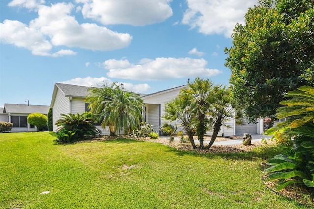 8039 SE 174th Belhaven Loop, The Villages, FL 32162 - view of front of house with a front lawn and a garage