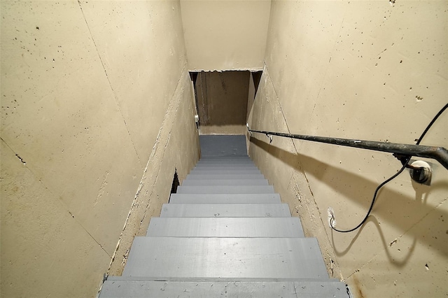 707 S Dixie Dr, Howey In The Hills, FL 34737 - view of stairs