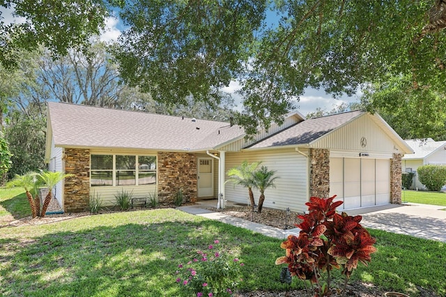 1011 Dundee Cir, Leesburg, FL 34788 - view of front facade with stone siding, a garage, driveway, and a front yard