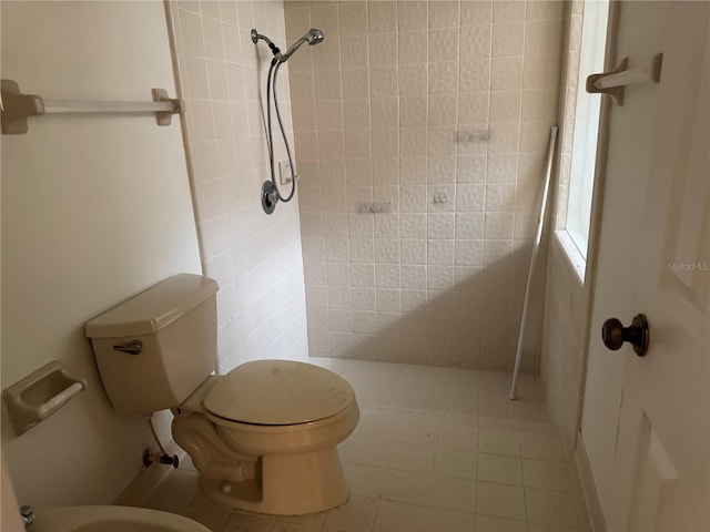 2450 Sweetwater Country Club Dr, Apopka, FL 32712 - full bath featuring a tile shower, toilet, and tile patterned flooring