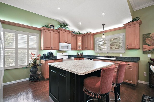 215 Chula Vista Ave, The Villages, FL 32159 - kitchen featuring white appliances, a sink, a center island, lofted ceiling, and a kitchen bar