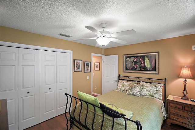 215 Chula Vista Ave, The Villages, FL 32159 - bedroom featuring a closet, dark wood finished floors, a textured ceiling, and ceiling fan
