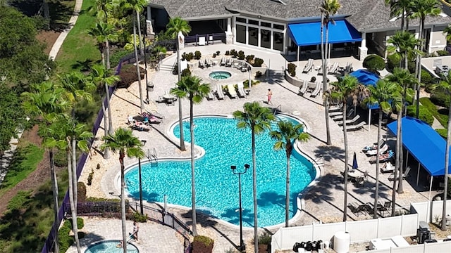 4239 Fawn Meadows Cir, Clermont, FL 34711 - community pool featuring a patio and a community hot tub