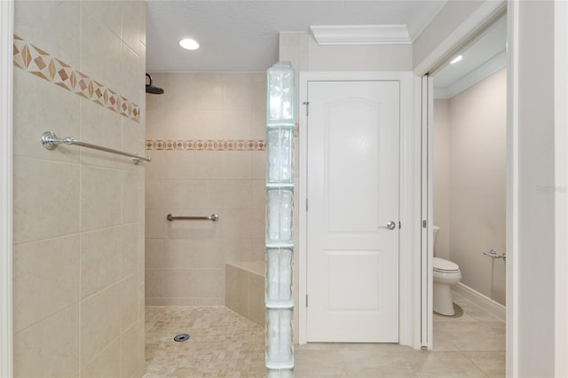3097 Bureau Path, The Villages, FL 32163 - bathroom featuring tiled shower, toilet, tile patterned floors, and crown molding