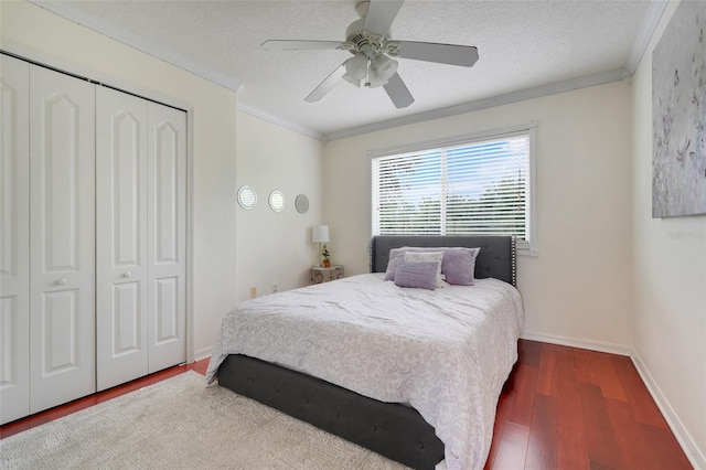 107 Wekiva Pointe Cir, Apopka, FL 32712 - bedroom featuring a closet, ornamental molding, wood finished floors, baseboards, and a ceiling fan
